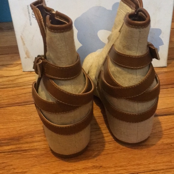 New cream tan cloth material wedges - Picture 3 of 4